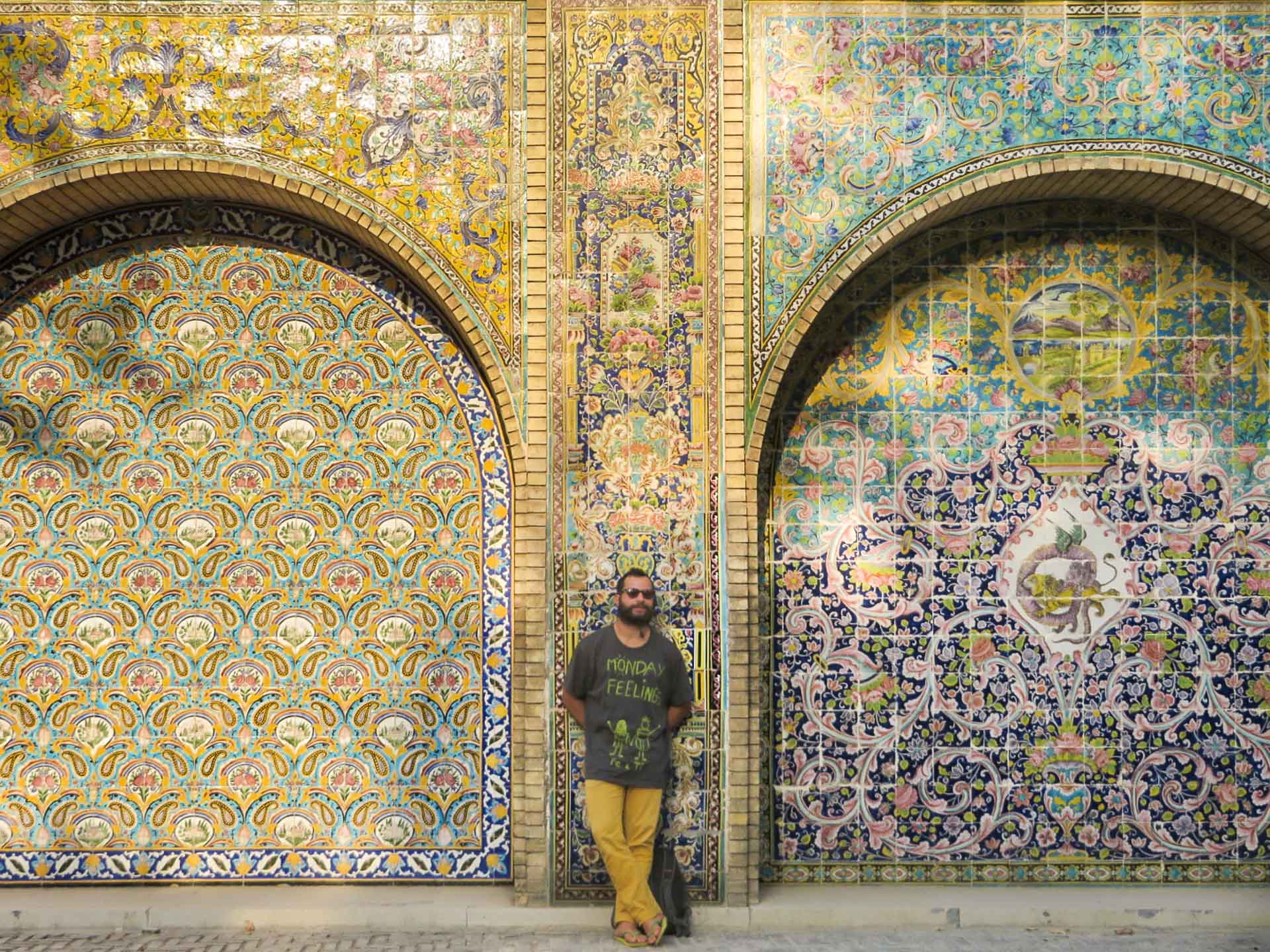 Tiago posando em frente a azuleijos coloridos do Palácio de Golestan em Teerã