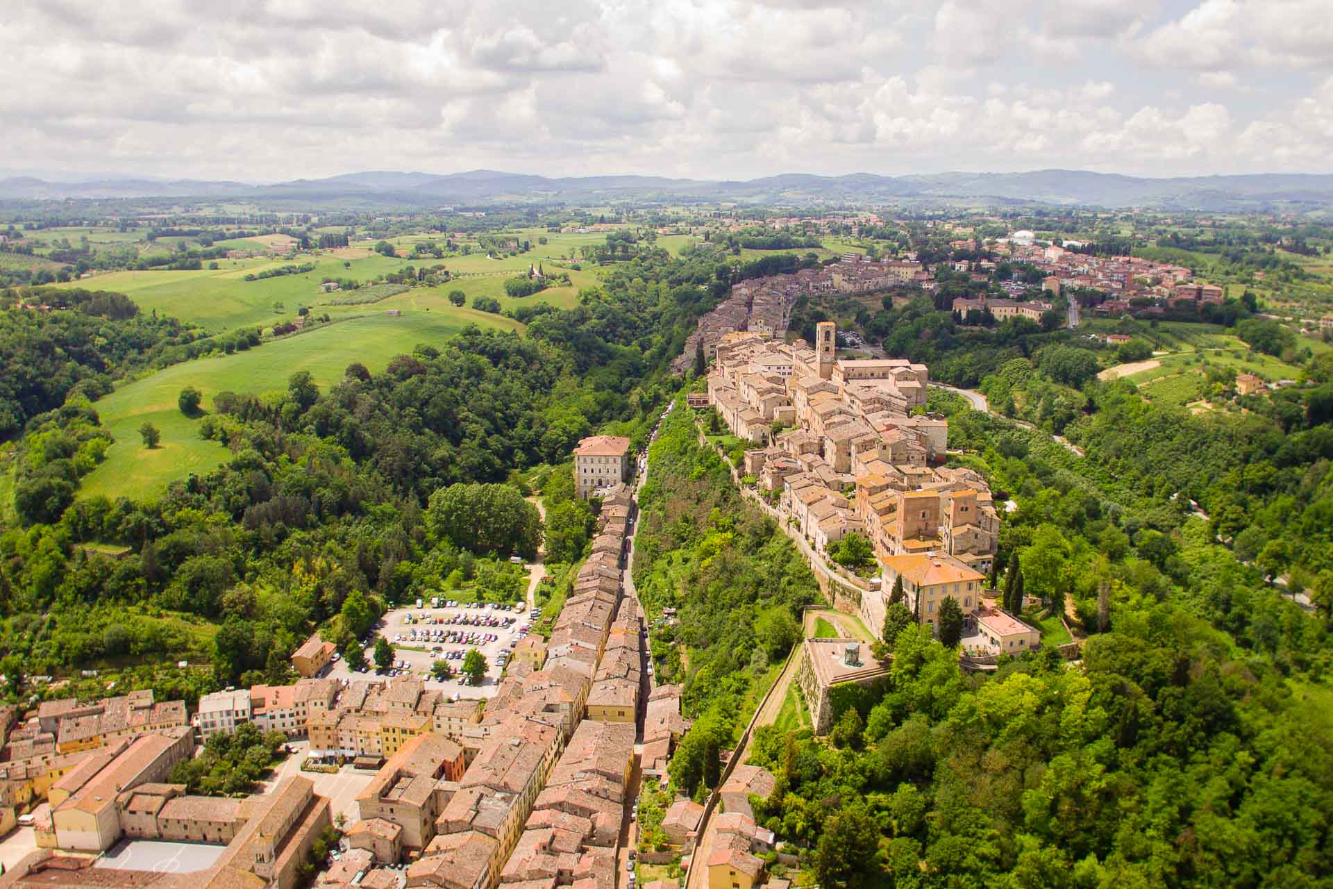 Vista aérea de Colle de Val D'Elsa no topo da montanha na Toscana