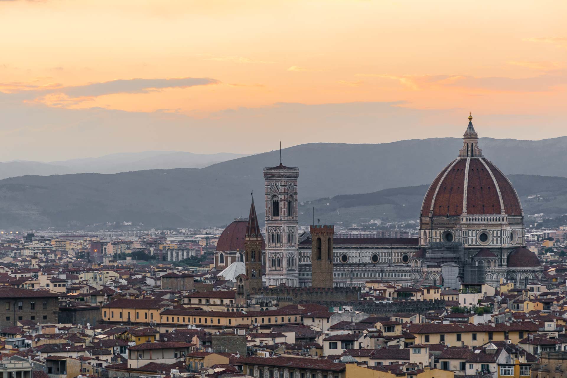 Visão panoramica de Florença com a catedral em destaque durante o pôr-do-sol