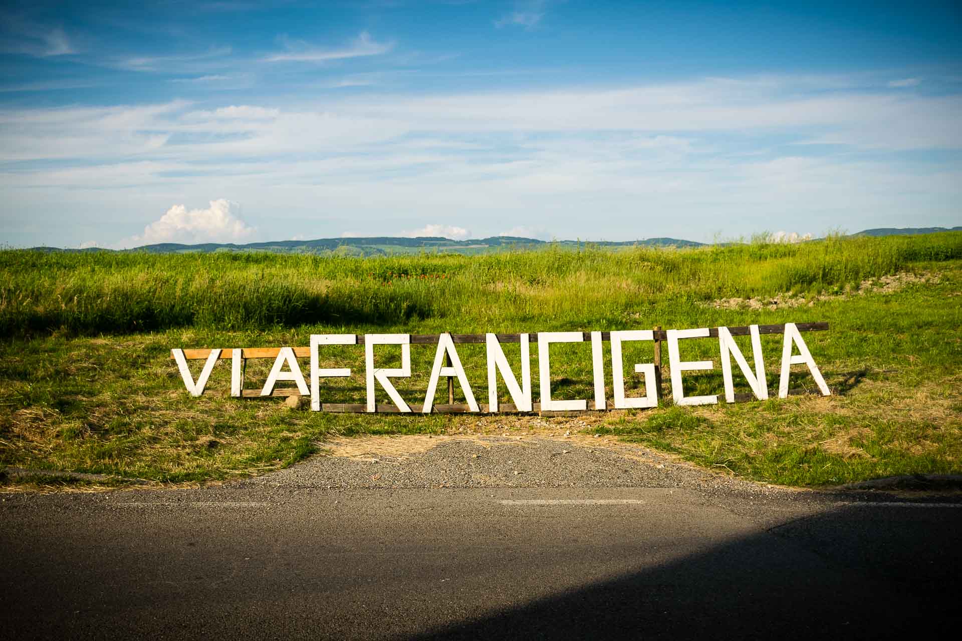 Placa escrito Via Francigena na estrada da Toscana