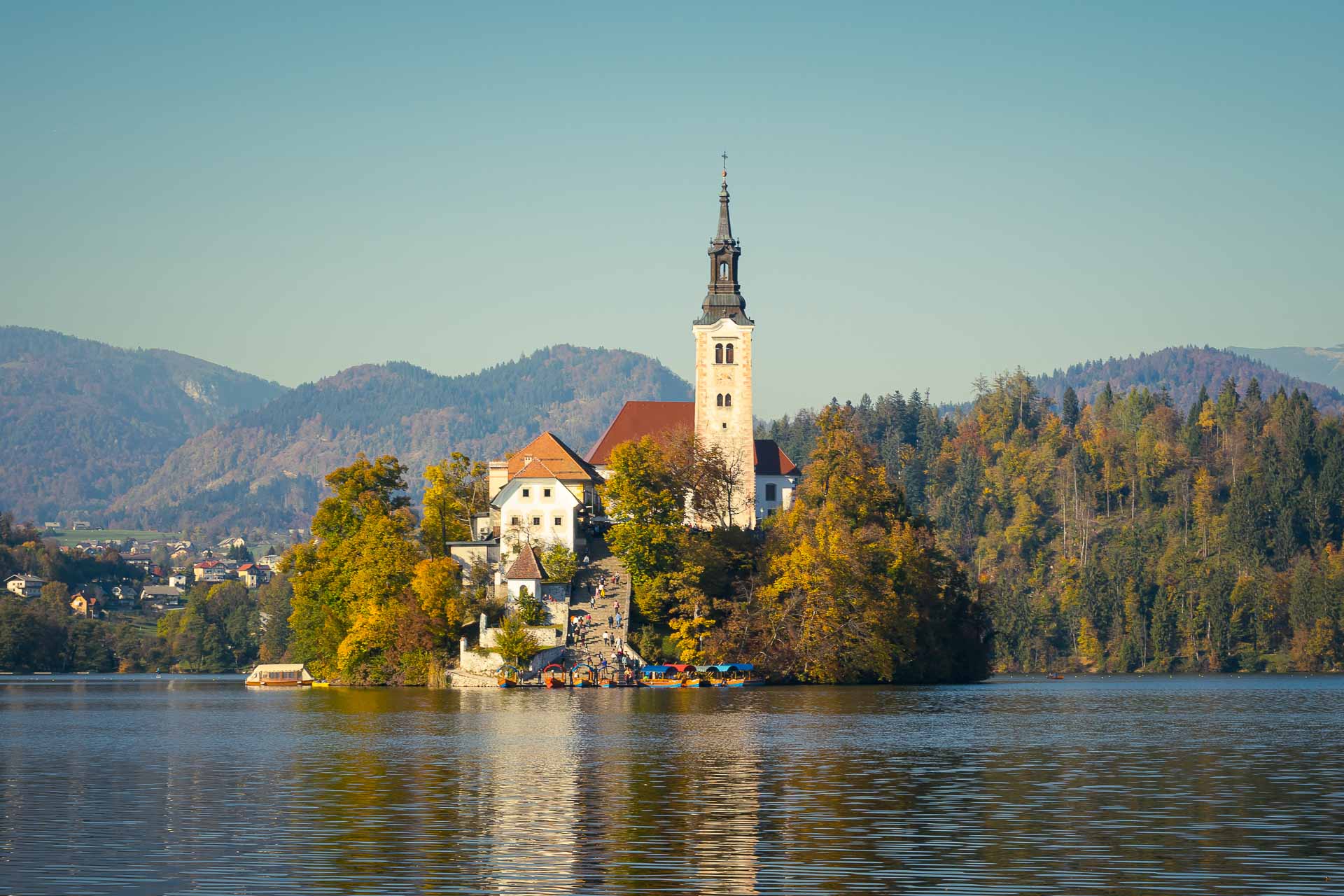 Pequena ilha com uma igreja ao centro no Lago de Bled, bate-volta de Liubliana que se deve fazer na Eslovênia