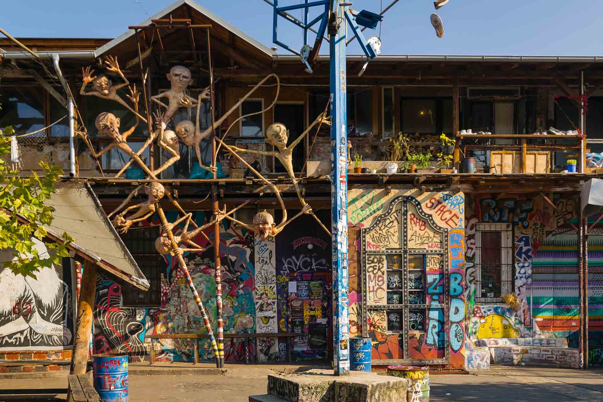 Uma das casas do bairro de Metelkova toda artística e cheia de instalações