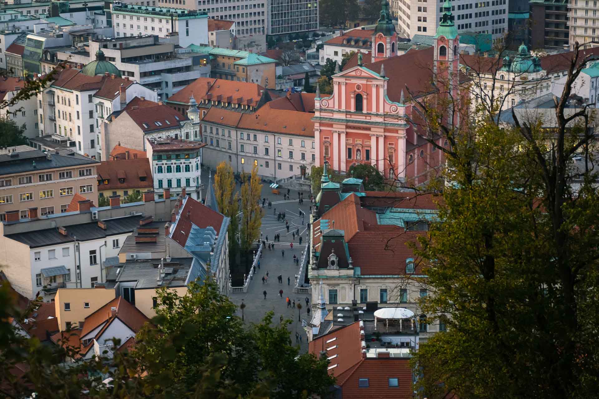 Vista panorâmica da praça de Preseren no centro de Liubliana