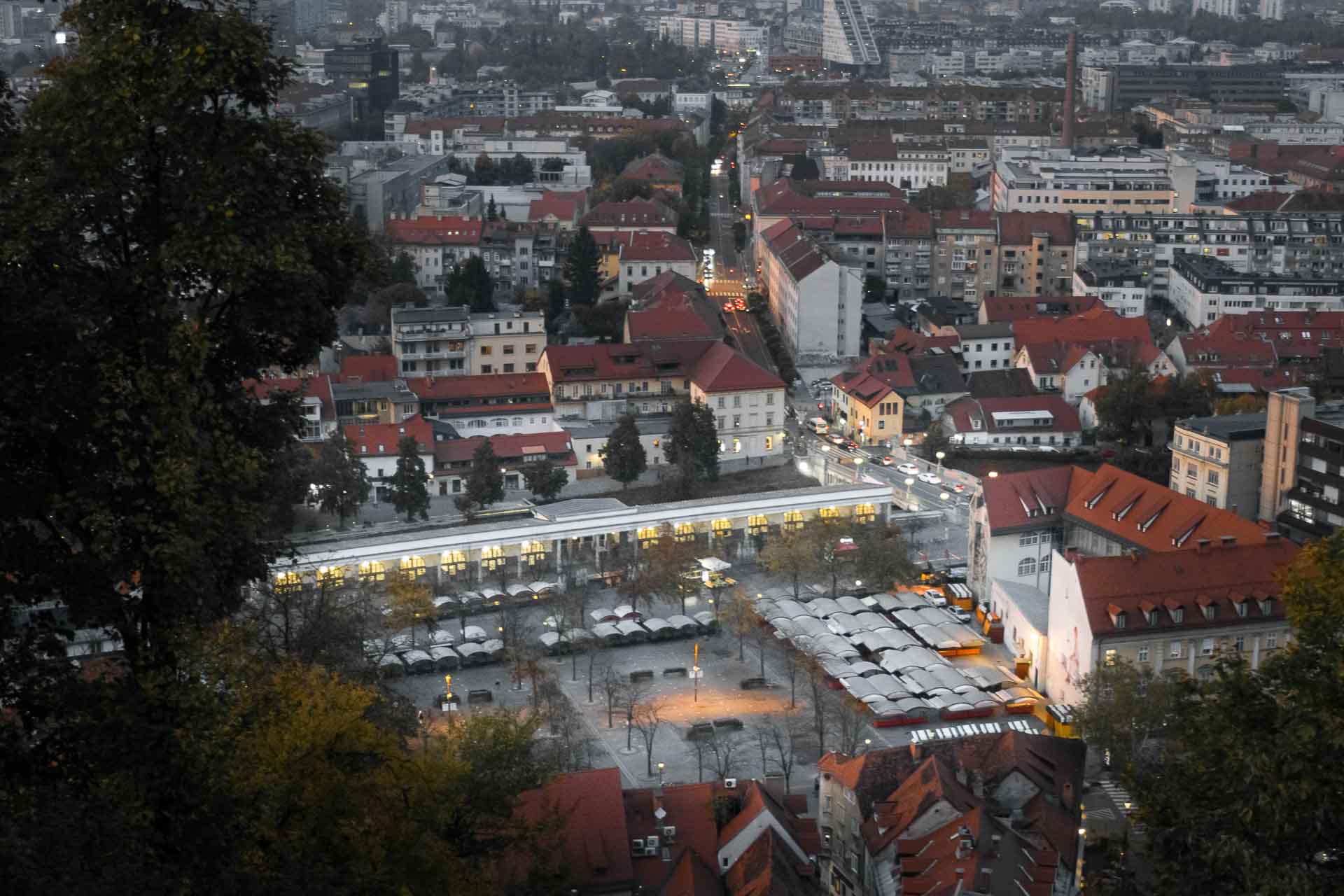 Vista panorâmica do mercado principal de rua de Liubliana e que tem que estar na sua lista de o que fazer em liublinana