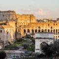 Coliseo em Roma iluminado pelo sol