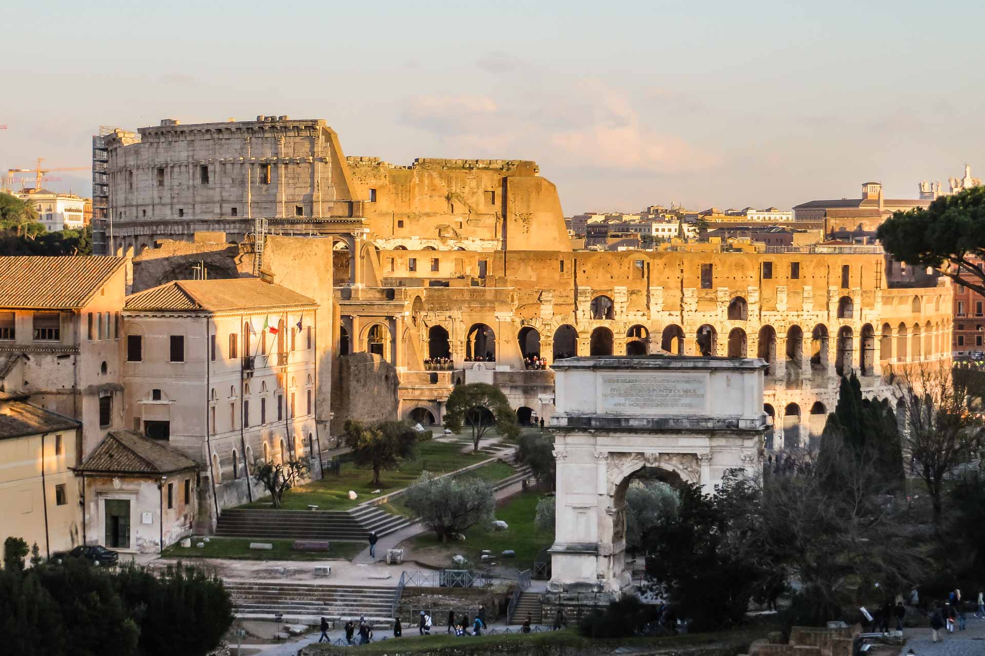 Coliseo em Roma iluminado pelo sol