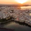 Vista aerea de Vieste no sul da Italia envolta pelo mar com o sol se pondo