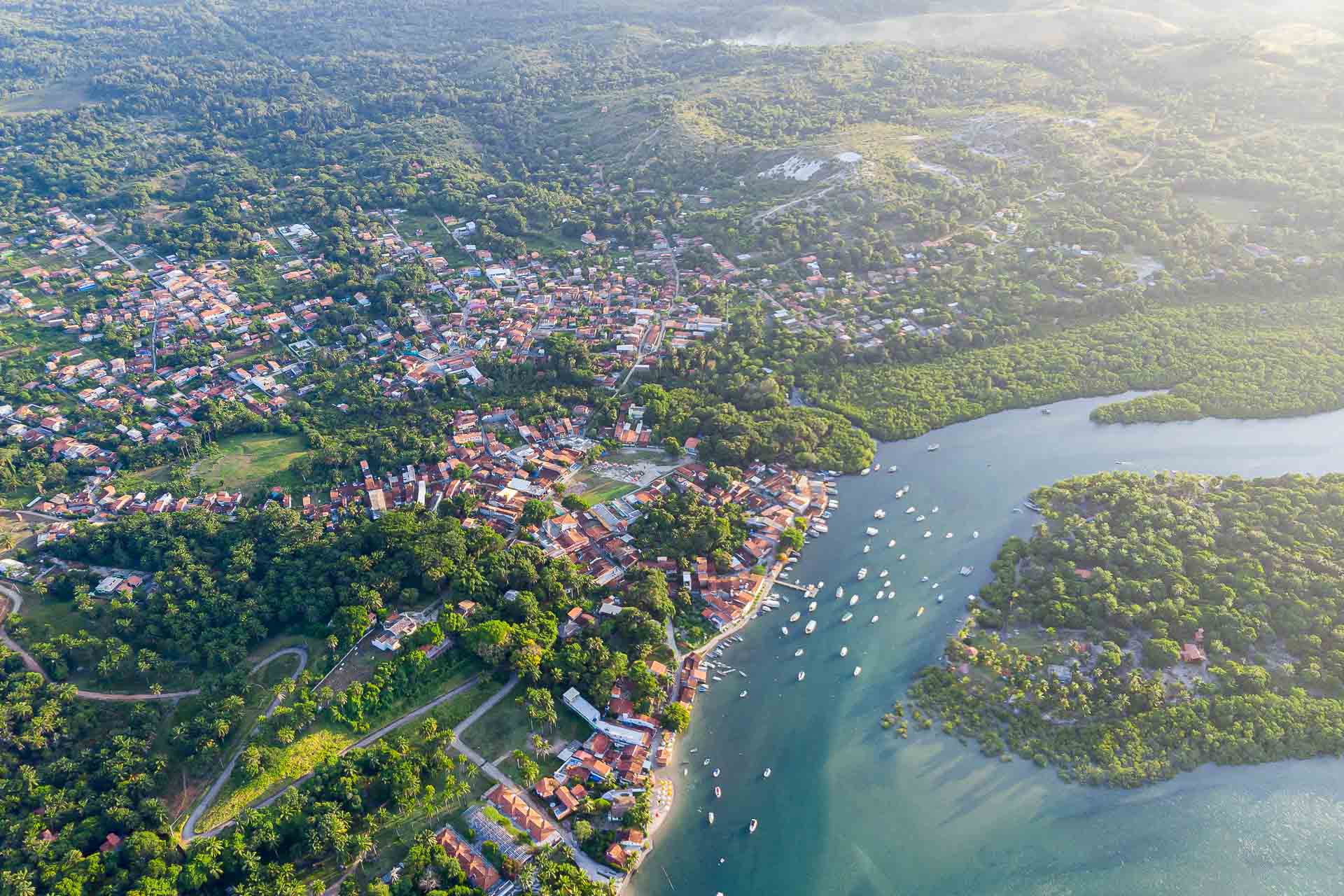 Vista aerea de Velha Boipeba com o rio e o por do sol ao fundo