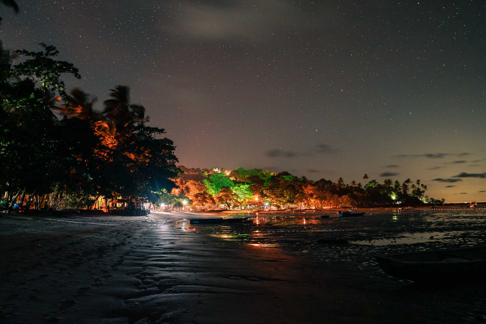 Noite de Boipeba com bares acessos na praia e um céu de boipeba estrelado