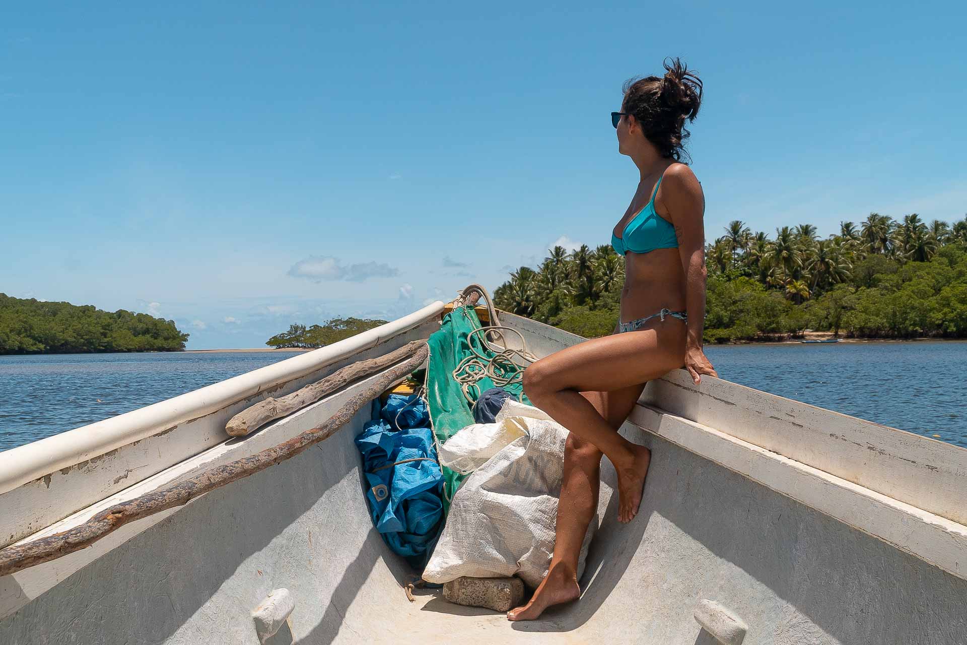 Fernanda dentro do barco indo para Boipeba