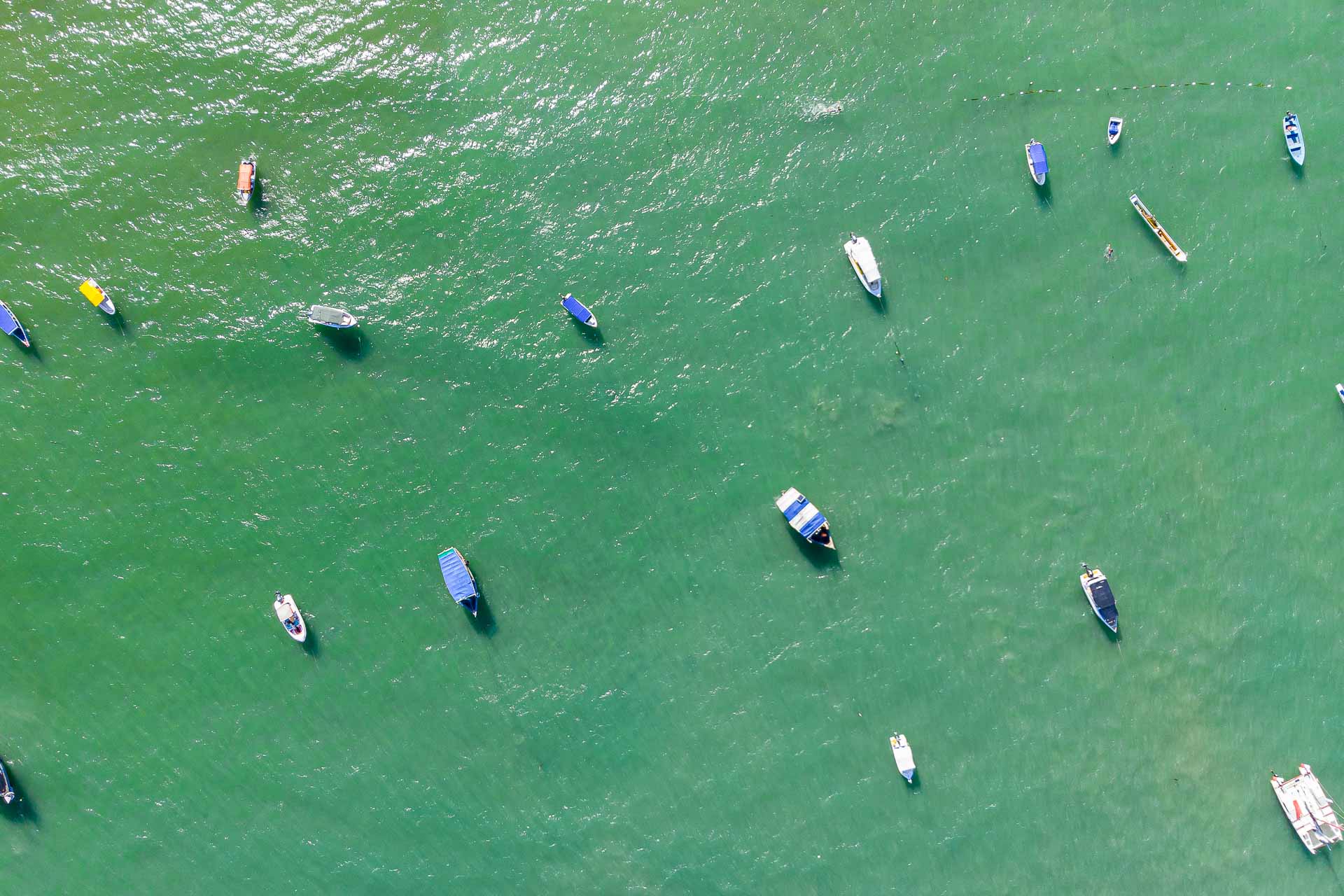 Vista aerea 90 graus dos barcos no mar de Boipeba Bahia