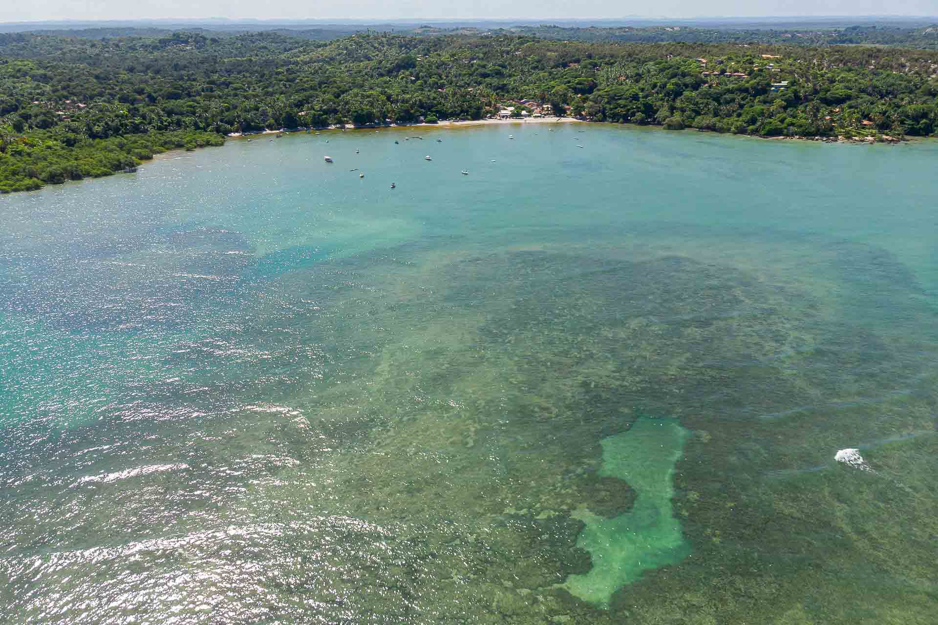 Vista aerea da praia de Morere com os corais formando piscinas naturais