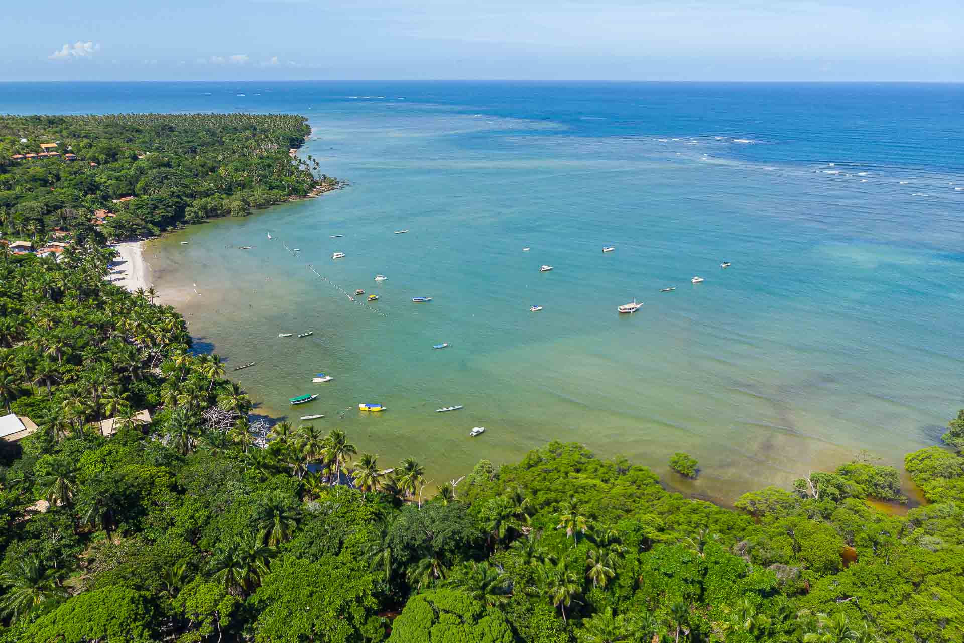 Vista aerea da praia de Morere mostrando a vila e o mar de Boipeba