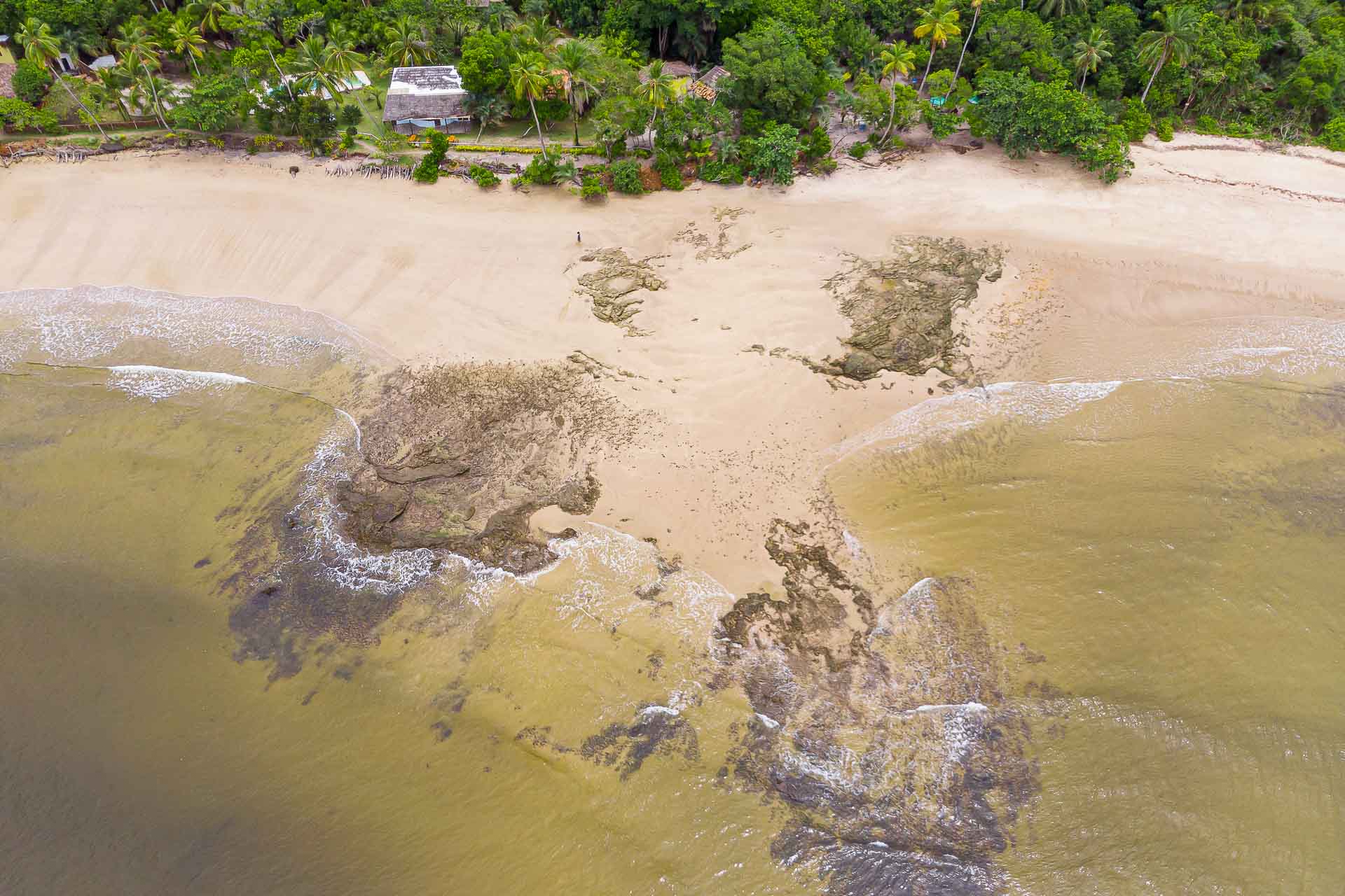 Vista de cima da praia de pedrinhas em boipeba bahia