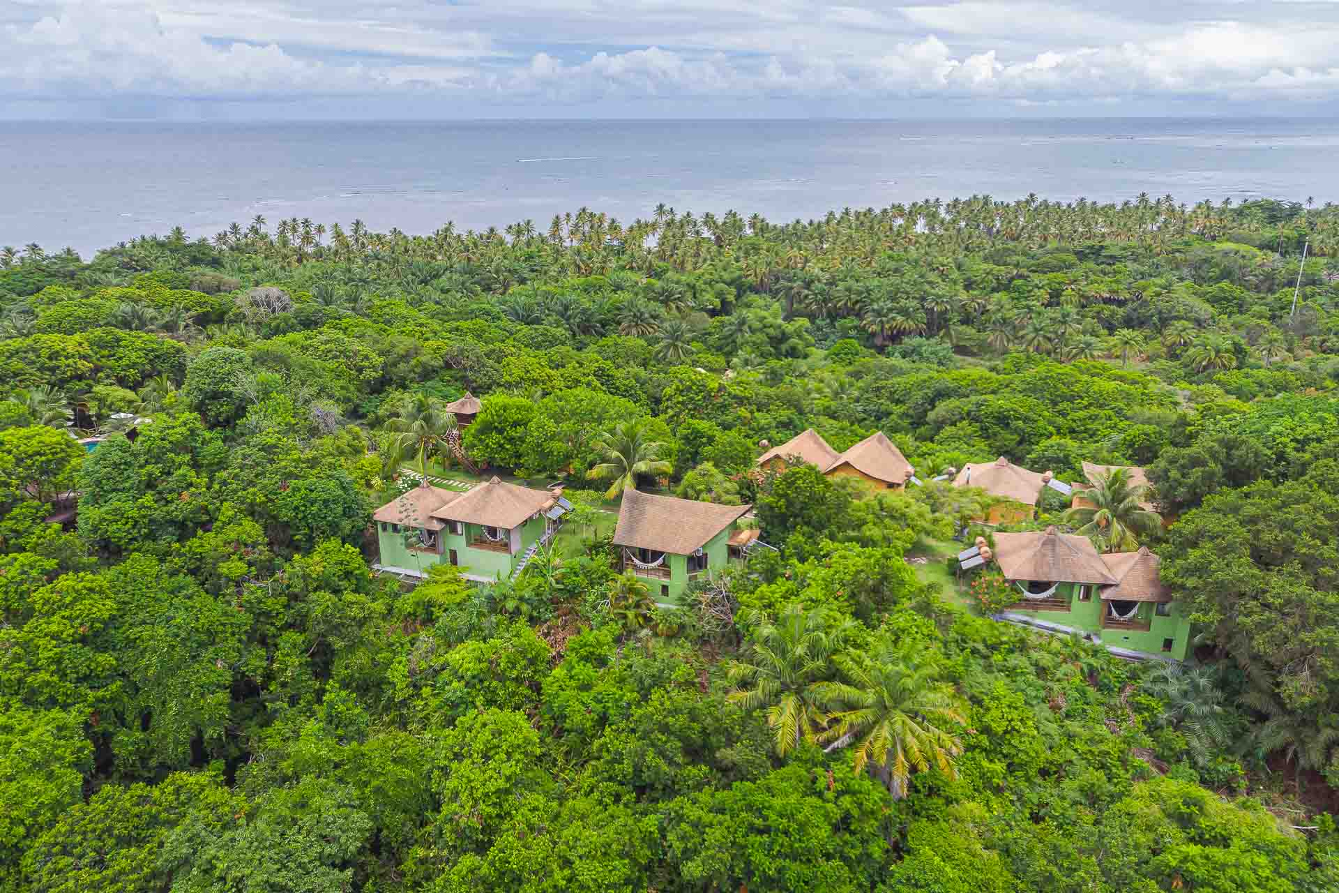 Vista aérea da pousada Mangabeiras no topo da montanha com uma vista para o mar de Boipeba