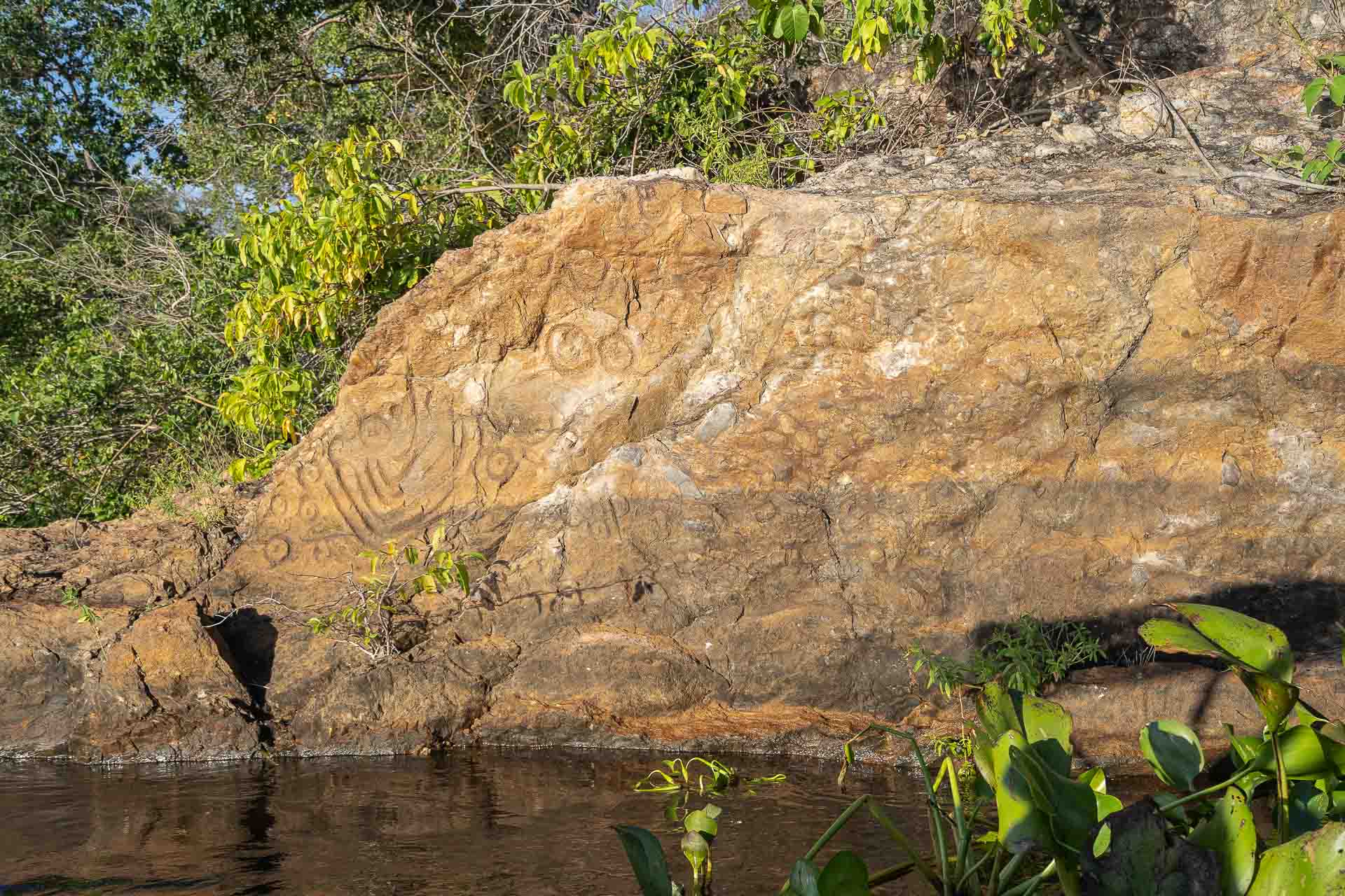 Arte rupestre em pedra na beira do rio da Serra do Amolar