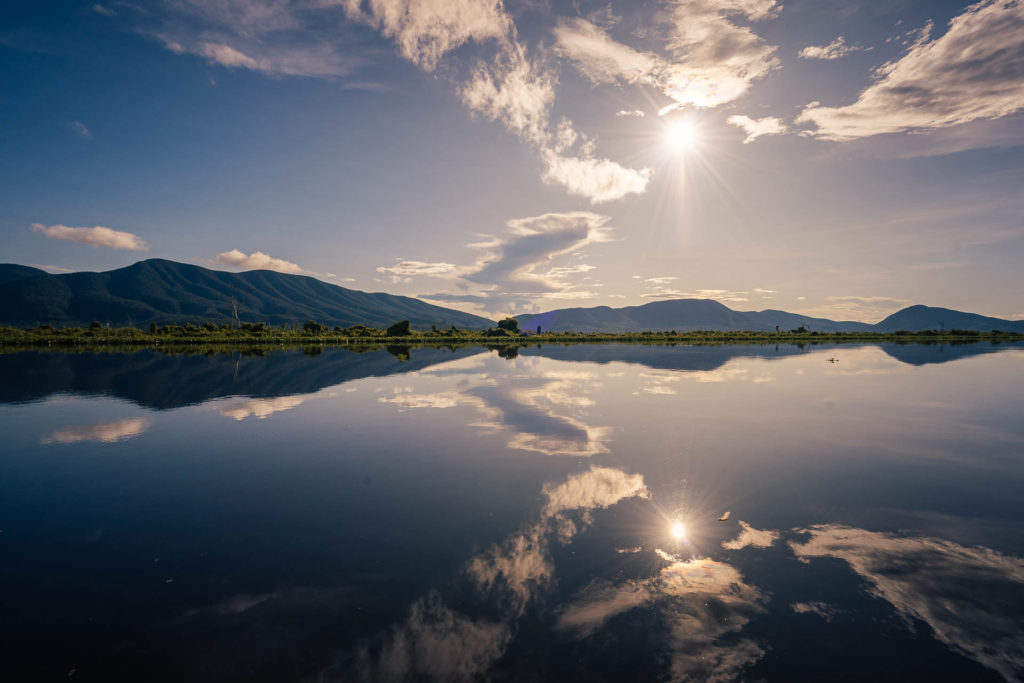 Vista da Serra da Amolar refletida no rio