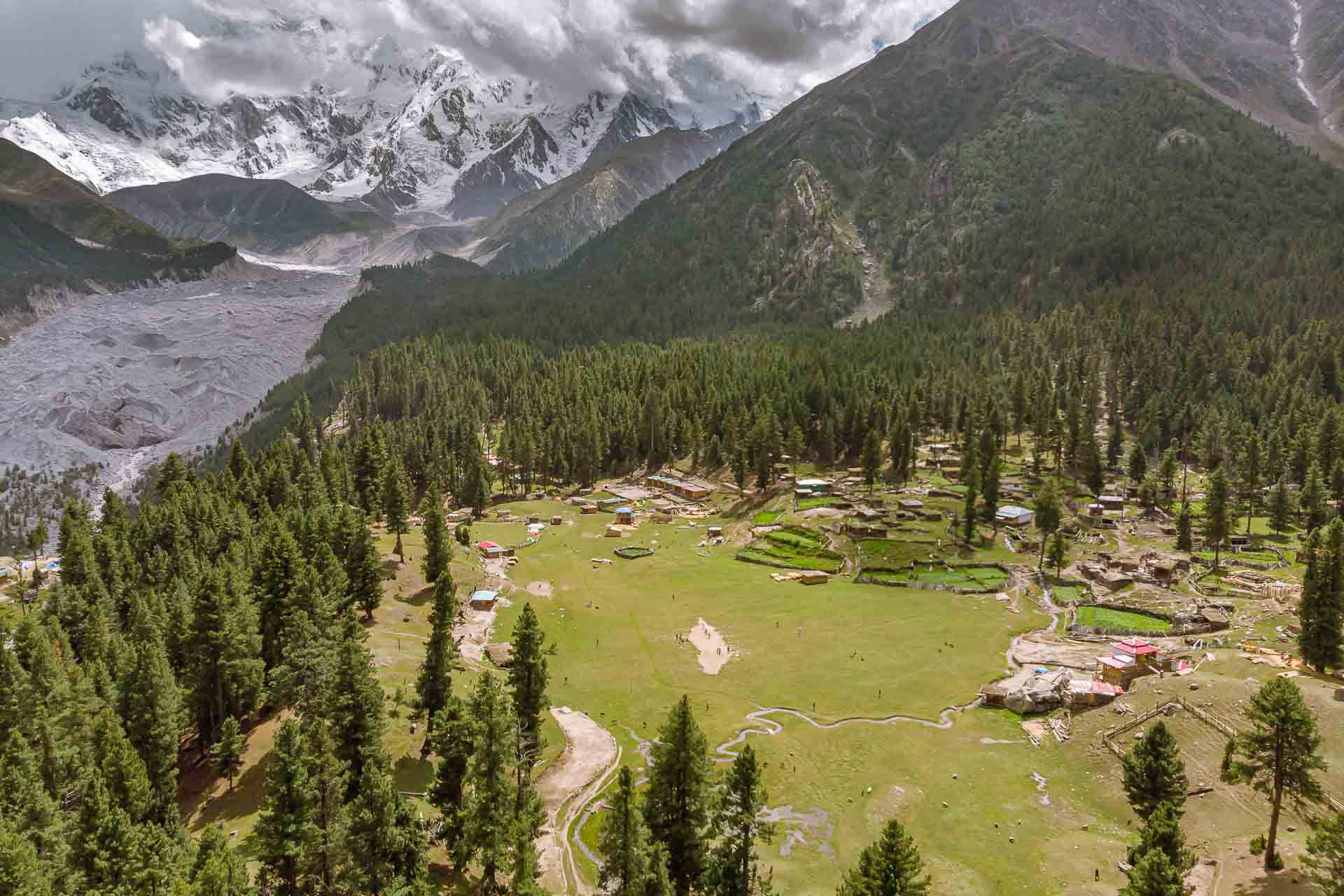 Vista aérea da vila de Fairy Meadows e a montanha de Nanga Parbat ao fundo