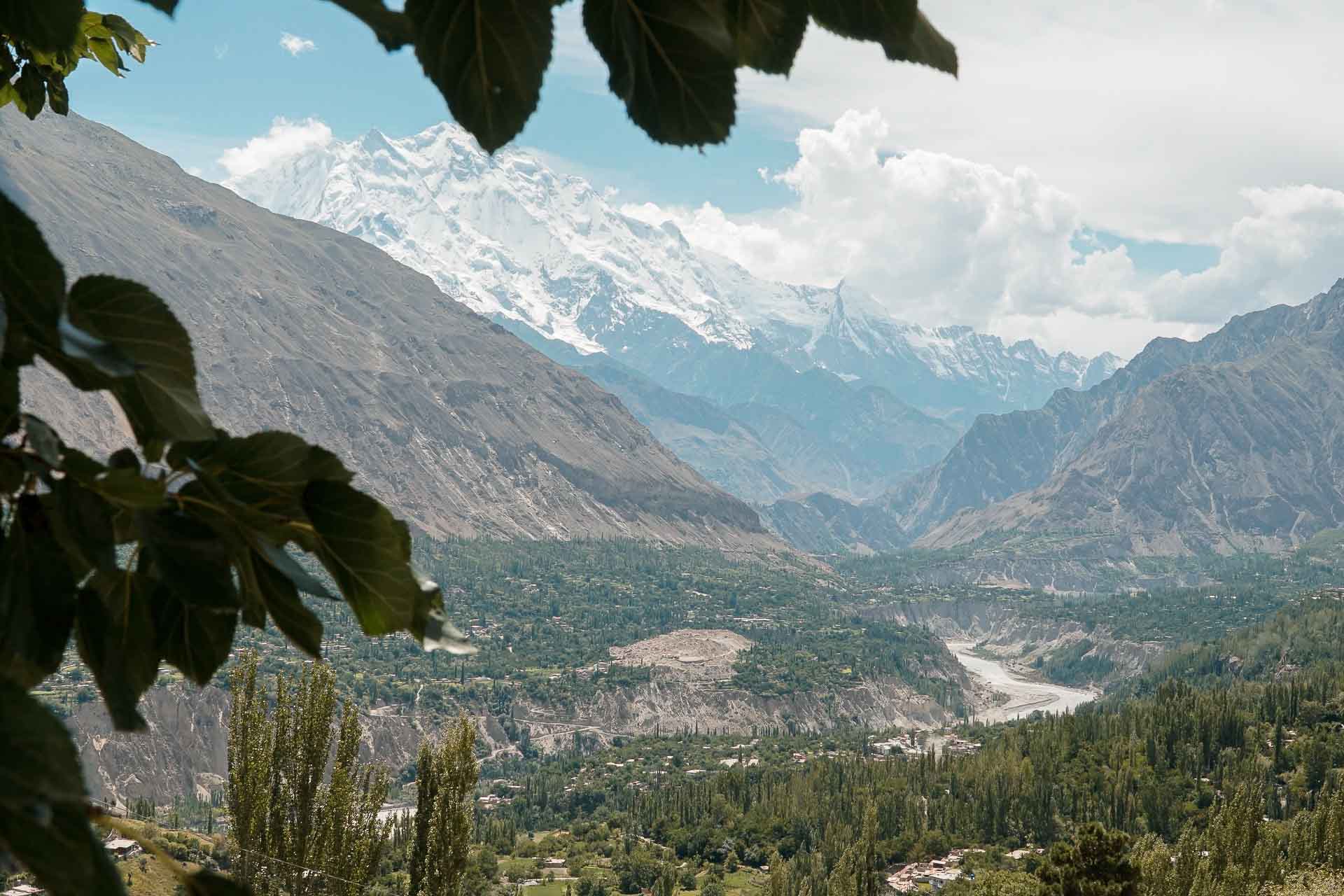 A vista do Vale de Hunza vista pelas folhas da arvore