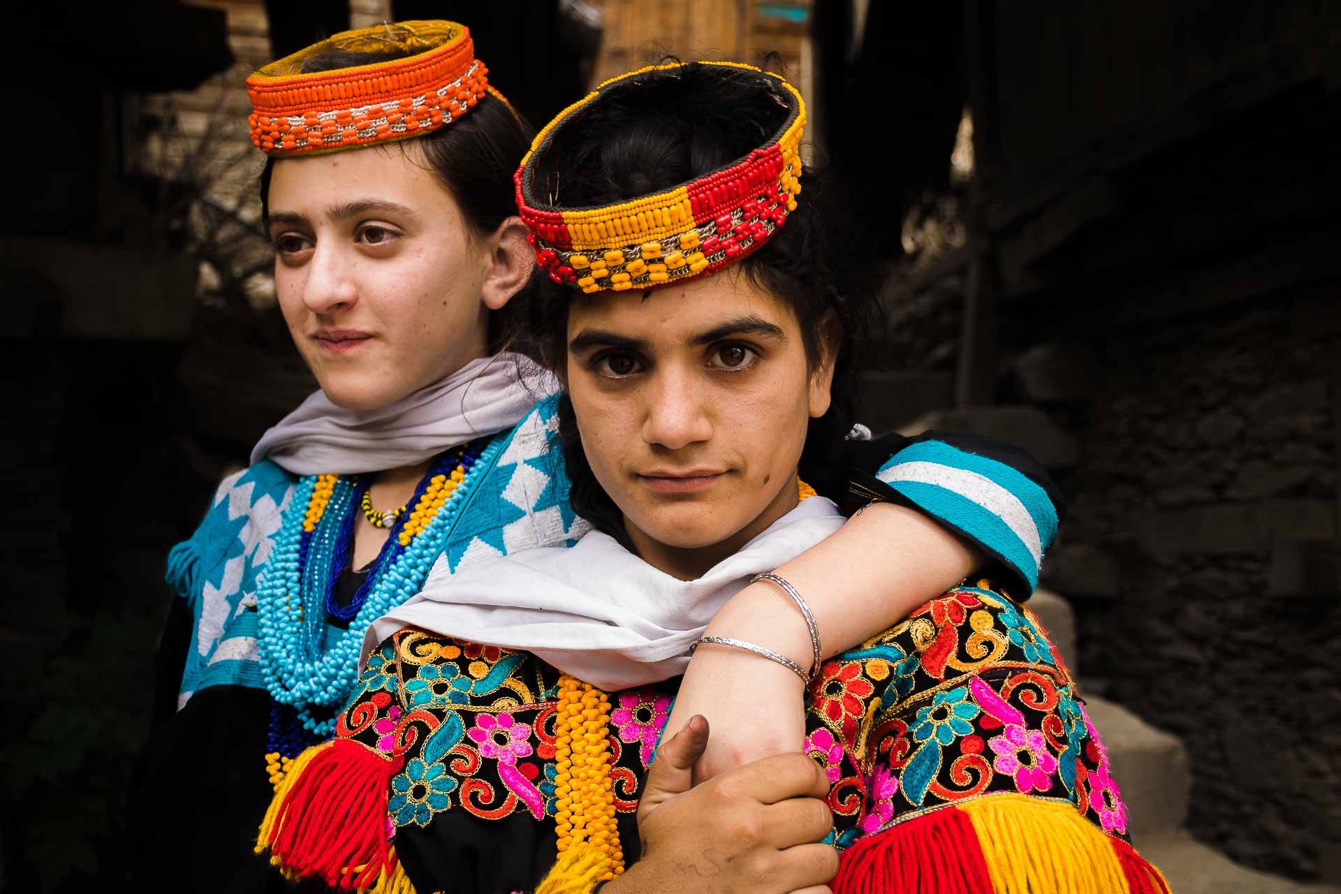 Duas Kalash meninas vestidas muito coloridamente