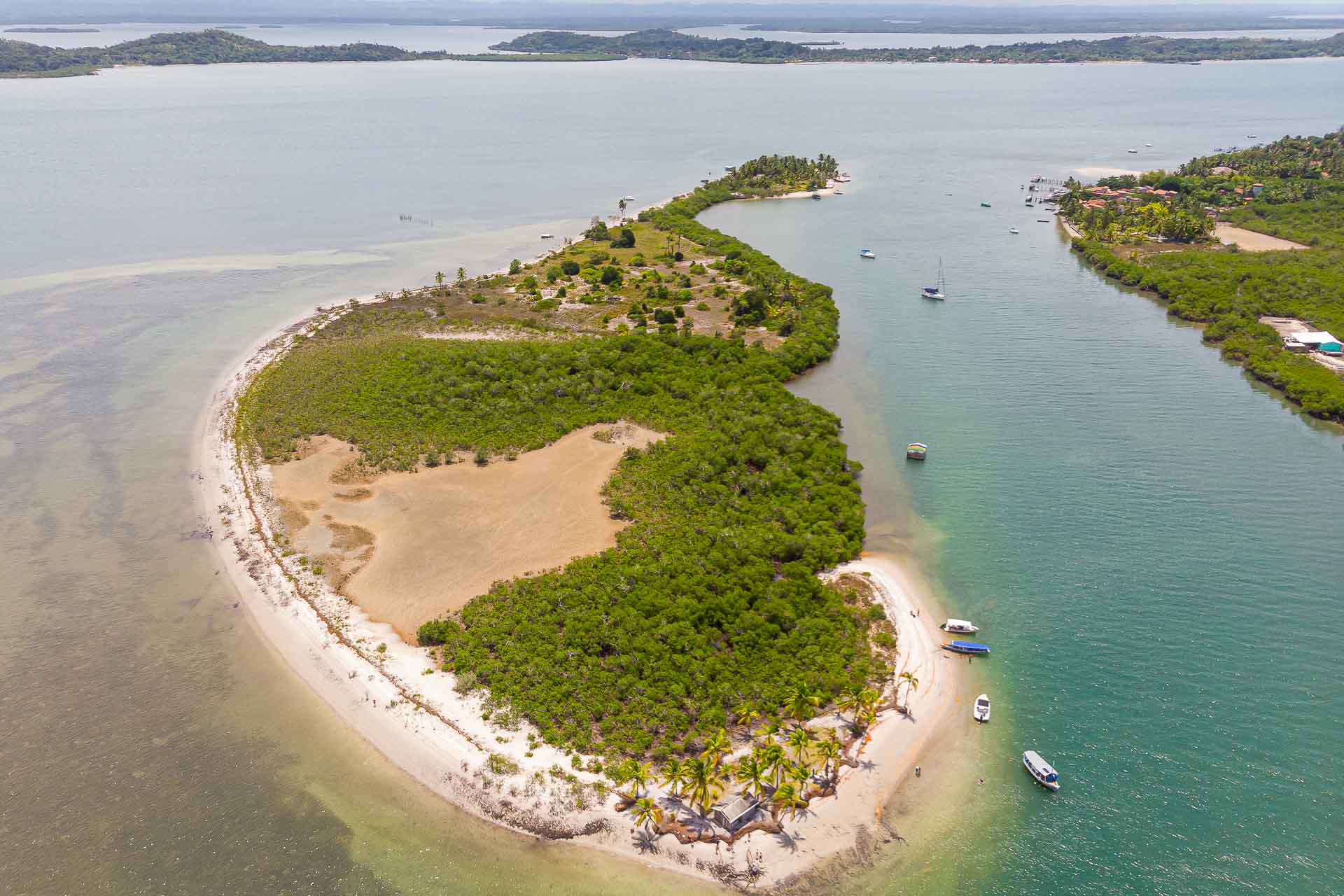 Vista aérea da Ilha do Guigó na península de maraú
