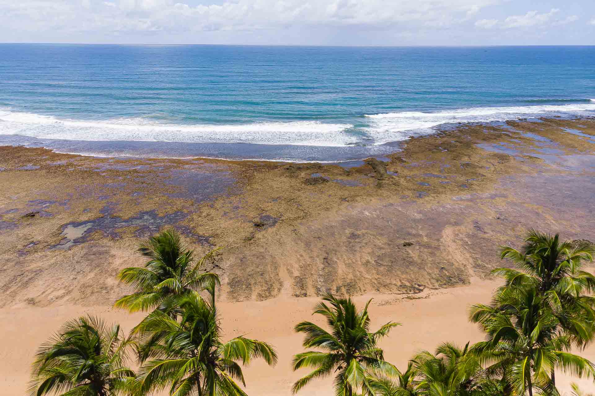 Vista aérea da praia de Taipu de fora com a areia, os corais o mar e o céu