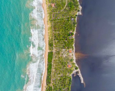 Um verde mar de um lado e uma água escura do outro dividido por um pedaço de terra