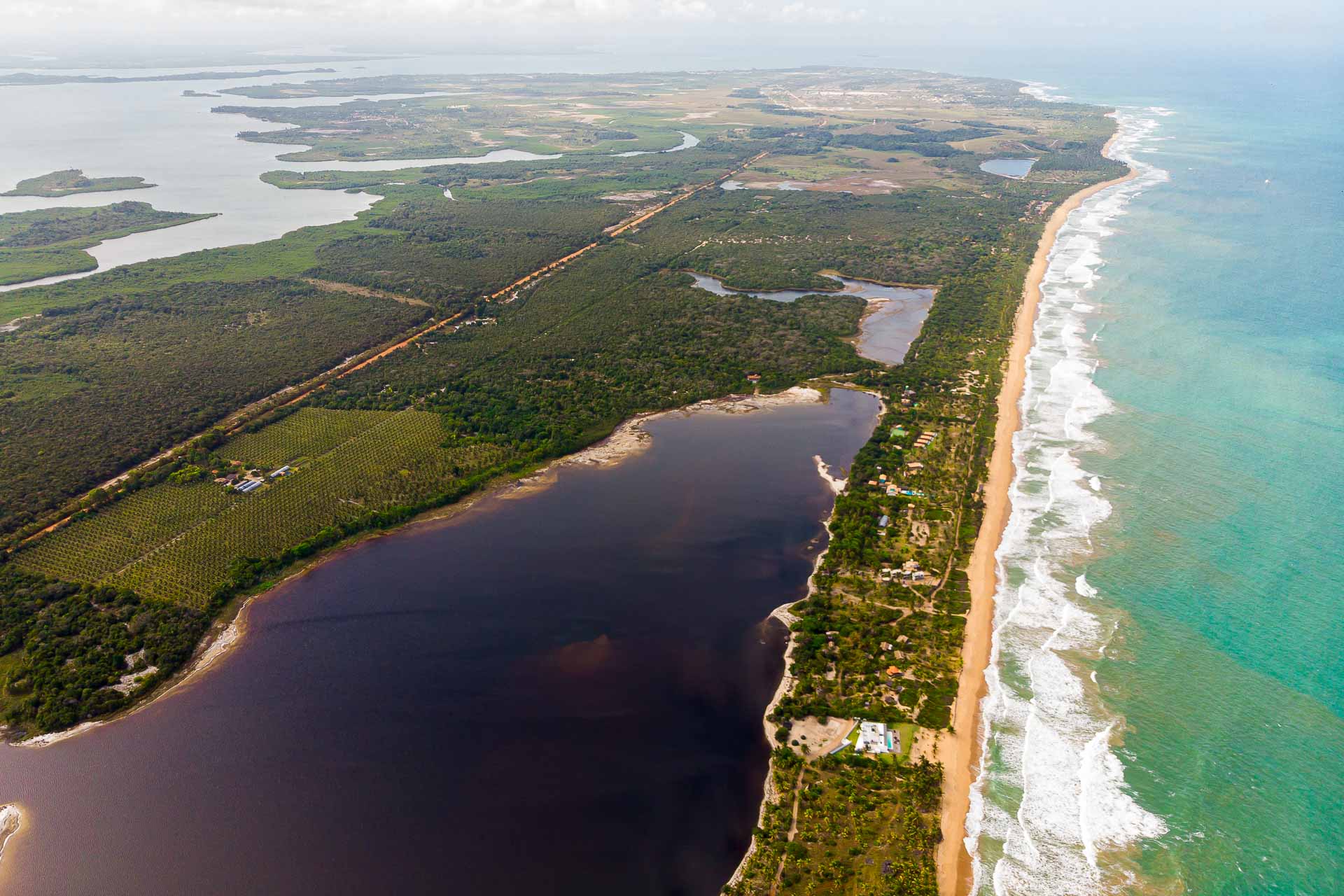 Vista aérea da Península de Maraú com o mar e as lagoas