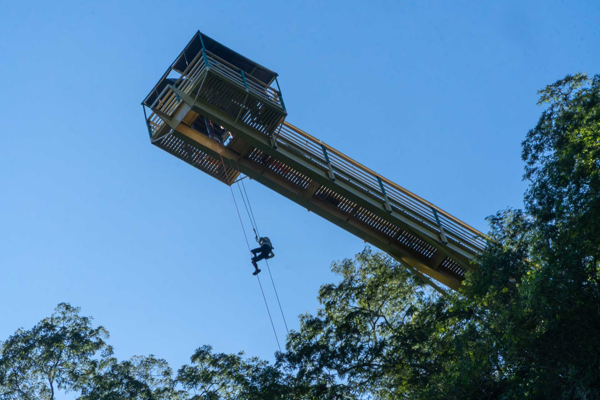 Descendo de rapel na trilha da Boca da Onça