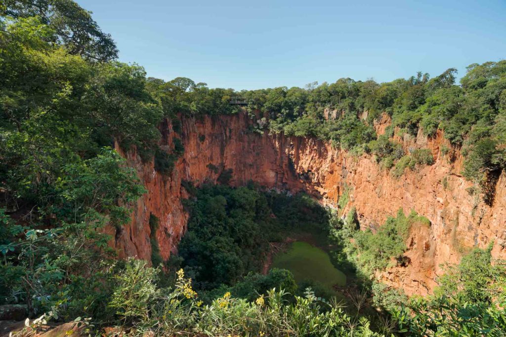 Um buraco enorme no meio do mato conhecido como buraco das araras