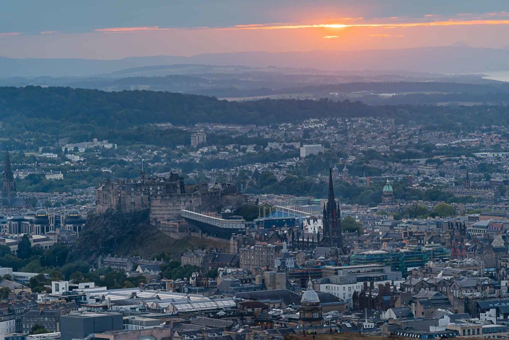 Castelo de Edimburgo durante o pôr do sol