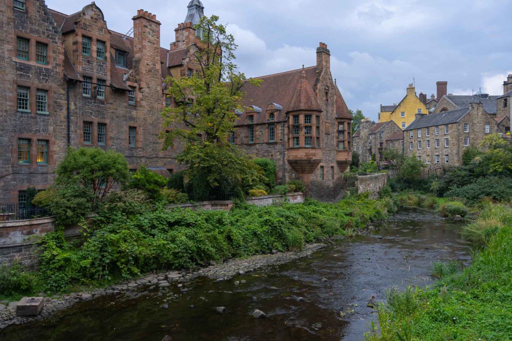 A Dean Village com um riacho em meio a casas muito antigas