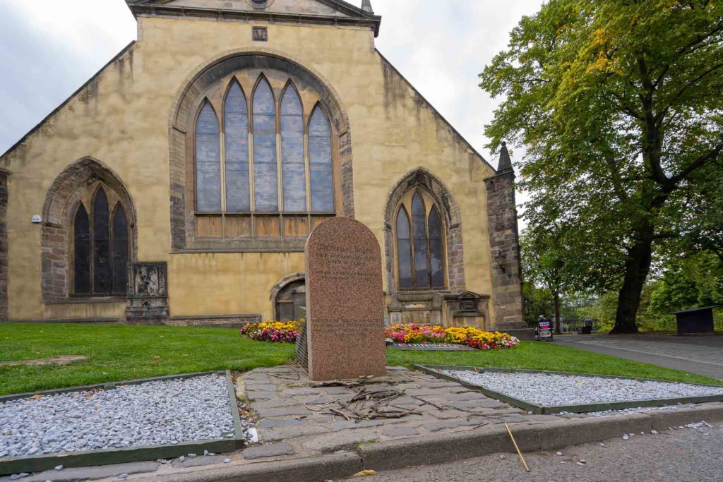 A entrada do cemitério de Greyfriars em Edimburgo na Escócia