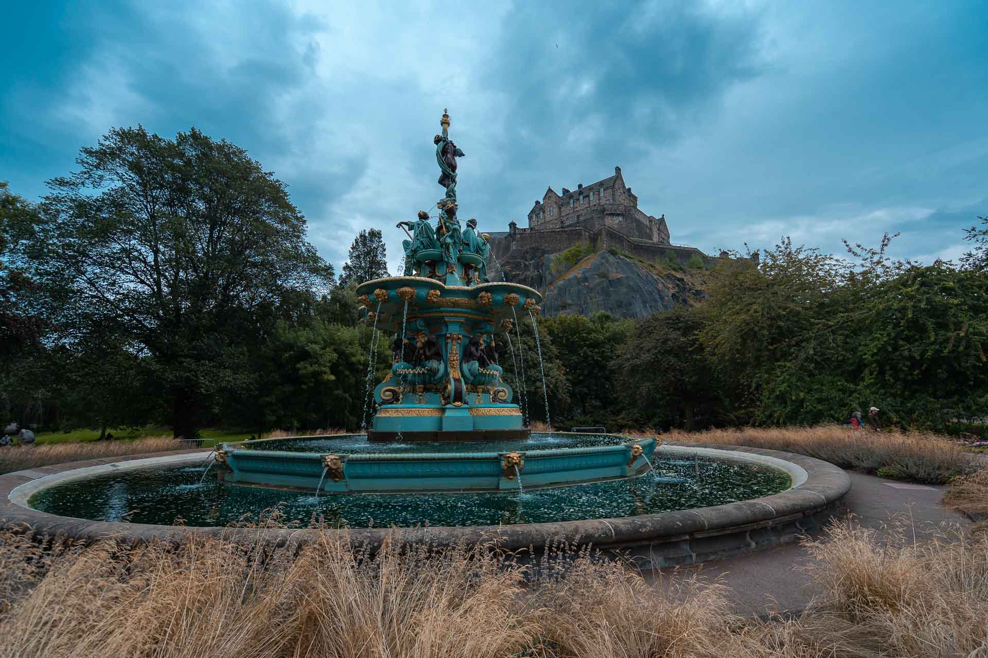 Fountain with the castle of Edinburgh in the back