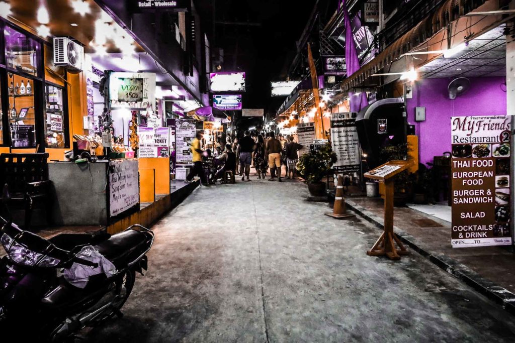 As ruas de Koh Phangan com suas barracas de bebidas