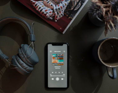 celular tocando podcast na mesa