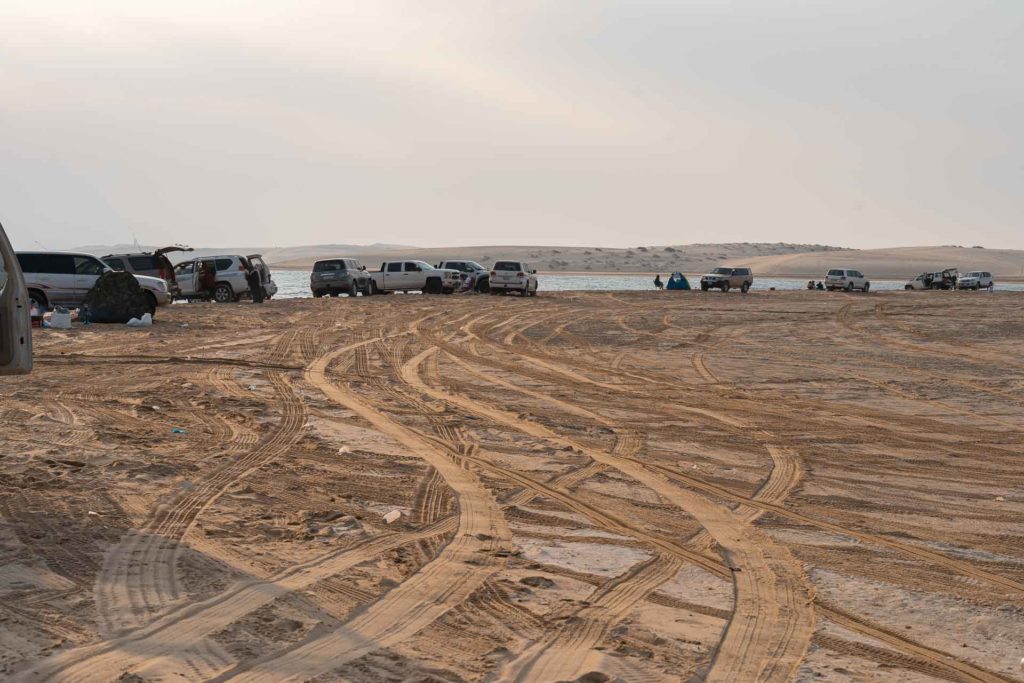 Carros estacionados no Inland Sea no desert do Catar