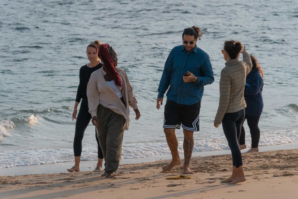 Um grupo de pessoas na beira do mar do Catar