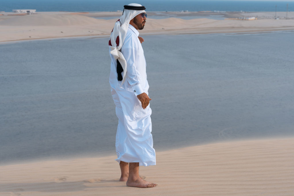 Um homem no desert do Qatar