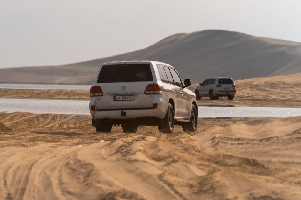 O carro 4x4 nas areias do deserto durante o safari no Catar