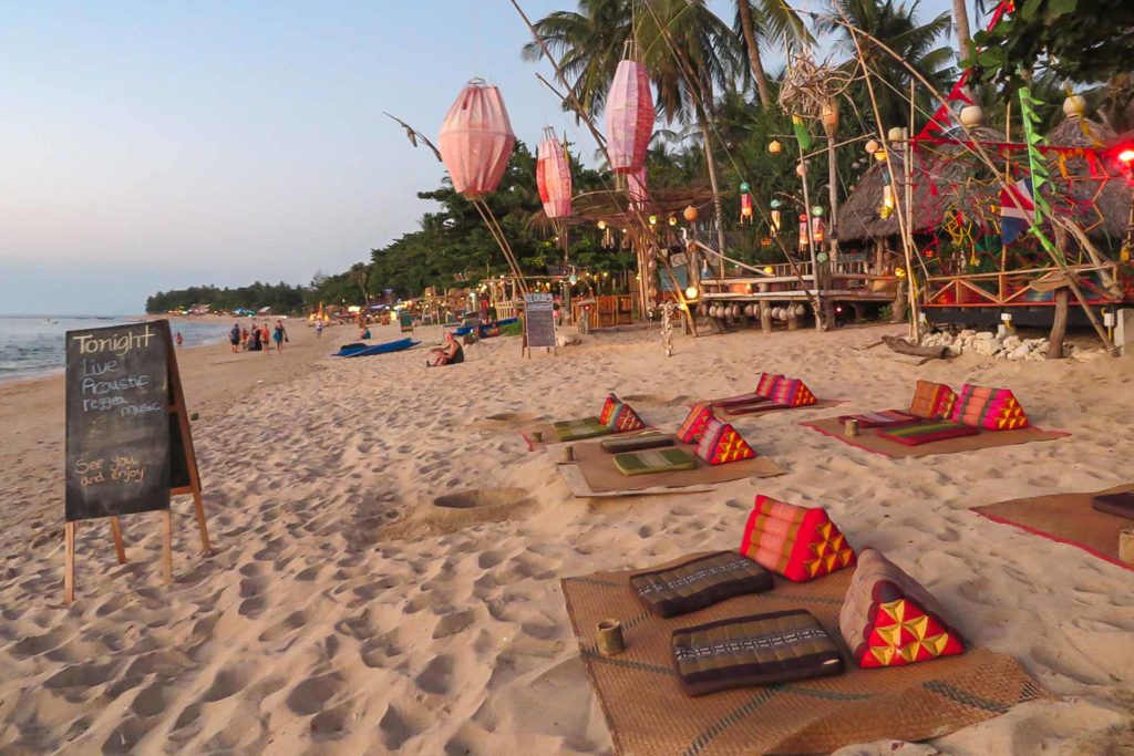 Esteiras colocadas na areia da praia de Koh Lanta