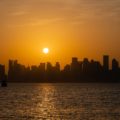 Vista da cidade de Doha do barco durante o por do sol