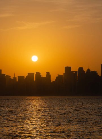 Vista da cidade de Doha do barco durante o por do sol