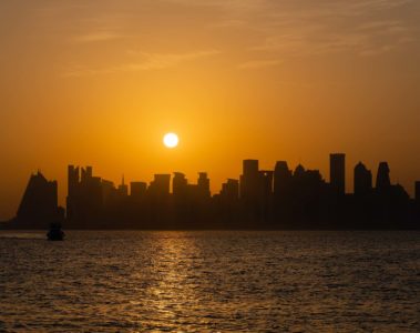 Vista da cidade de Doha do barco durante o por do sol