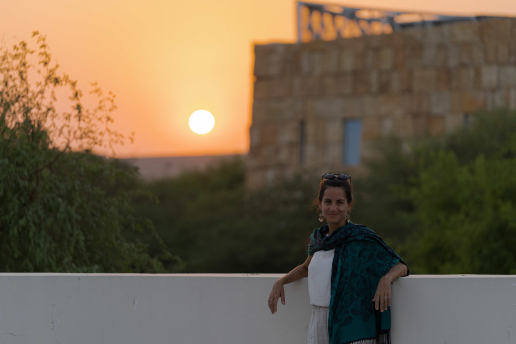 Fernanda no sol do deserto do Qatar