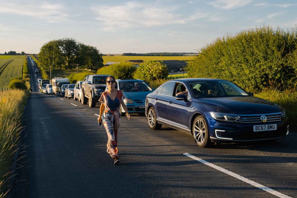 Uma fila de carros indo para o festival de verão de Stonehenge na Inglaterra durante o solstício