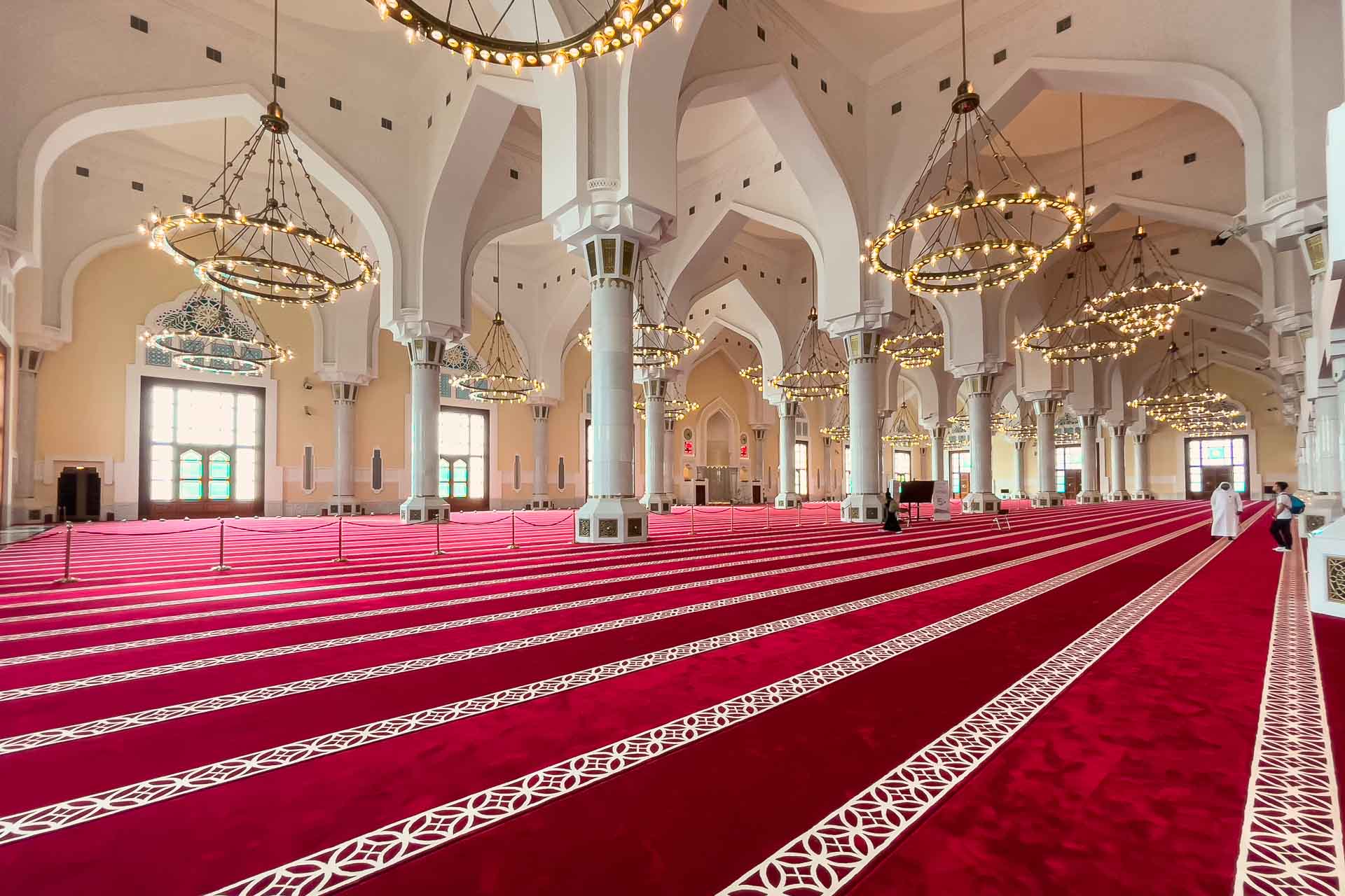 Dentro da Grande Mesquita de Doha com uma carpete vermelho e arquitetura islâmica