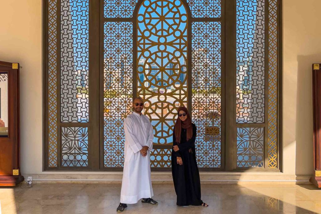 Tiago e Fernanda vestidos como muçulmanos dentro da grande mesquita de Doha