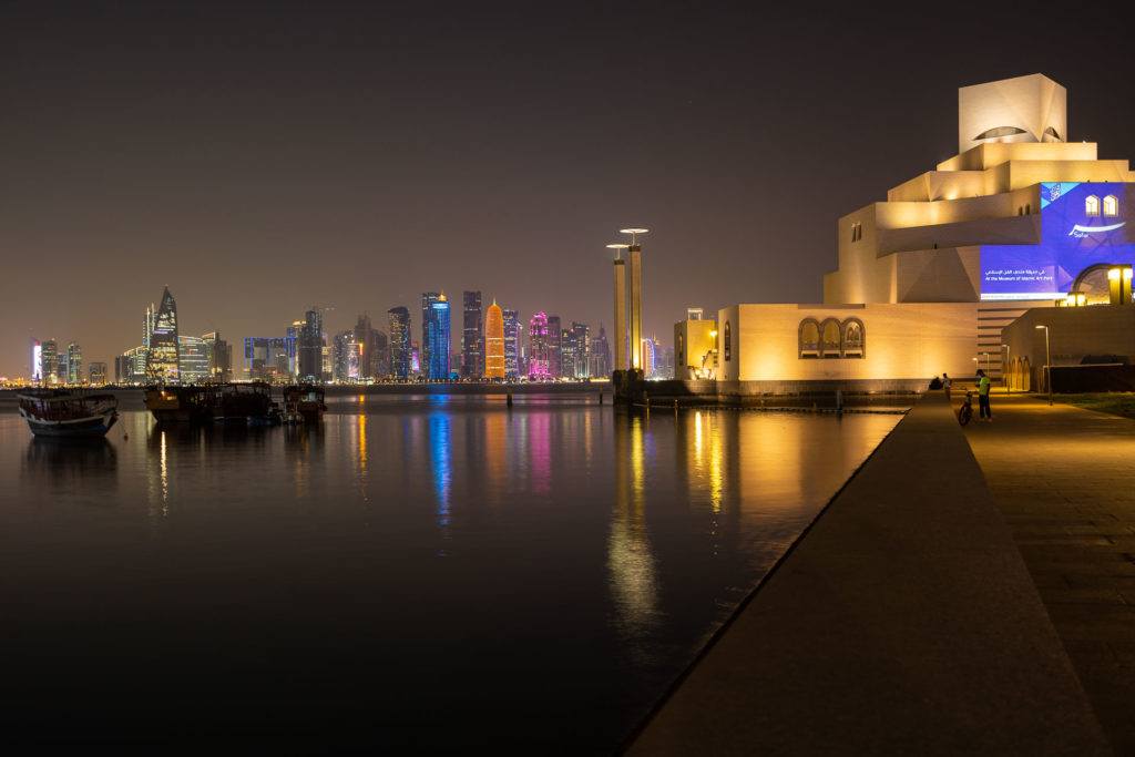 O museu de arte islâmica no Catar com a cidade de Doha iluminada ao fundo