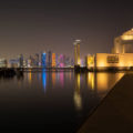 O museu de arte islâmica no Catar com a cidade de Doha iluminada ao fundo